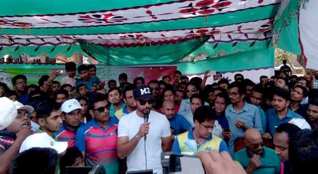 ছাত্রলীগের প্রীতি ম্যাচে মাশরাফি