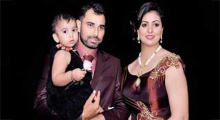 নারীকে শামির 'চুম্বন' নতুন বিতর্কে মোর