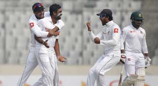 অভিষেকেই বিধ্বংসী বোলিং ধনাঞ্জয়ার