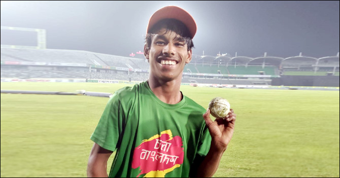 শারীরিক প্রতিবন্ধী ভক্ত আল-আমিনের ইচ্ছা পূরণ করলেন রশিদ খান