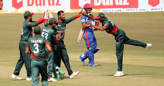 ২১৫ রানের গুটিয়ে গেল আফগানিস্তান