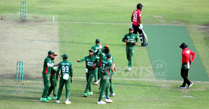 মিরাজের ঘূর্ণিতে ১১৭ রানেই শেষ ইংল্যান্ড