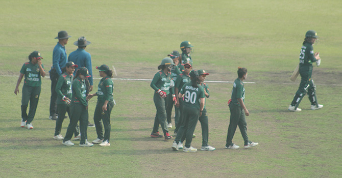 ব্যাটিং ব্যর্থতায় হারলো বাংলাদেশের মেয়েরা