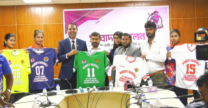 মেয়েদের নিয়ে ঢাকায় বেসবলের নতুন যাত্রা