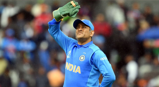 ইনজুরির কথা লুকিয়ে বিশ্বকাপ খেলেছেন ধোনি!