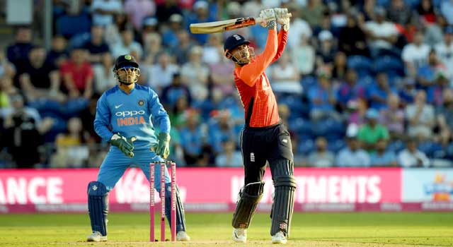 শেষ ওভারে রোমাঞ্চ, ভারতকে হারিয়ে সমতায় ইংল্যান্ড