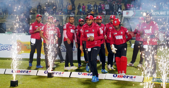 রোমাঞ্চকর ম্যাচে চট্টগ্রামকে হারিয়ে শীর্ষে বরিশাল