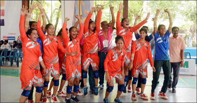 ভারতকে হারিয়ে হ্যান্ডবলে চ্যাম্পিয়ন বাংলাদেশের মেয়েরা