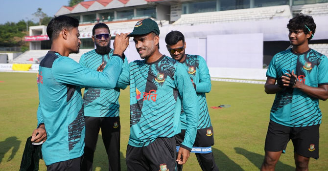 হাসান মুরাদের অভিষেক, একাদশে দুই পেসার ও তিন স্পিনার