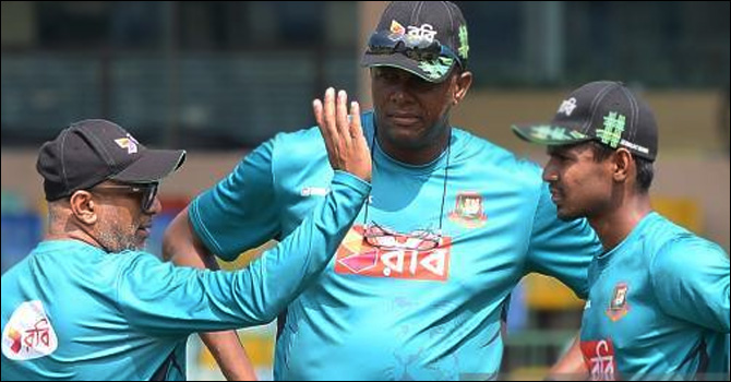 ‘মোস্তাফিজের ১১টা বল দেখেই দলে নিয়েছিলেন হাথুরুসিংহে’