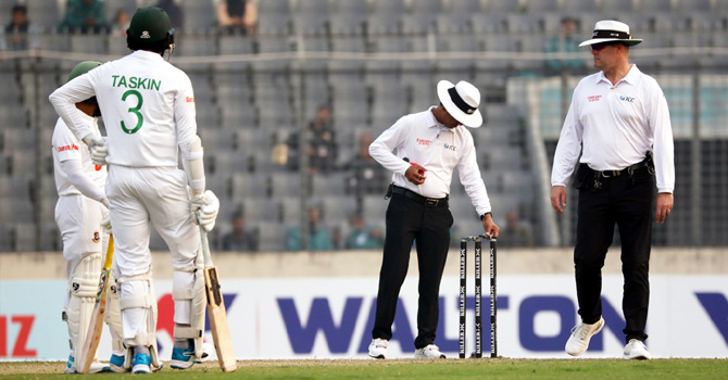 টাইগারদের গুটিয়ে দিয়ে ২০৮ রানে পিছিয়ে ভারত