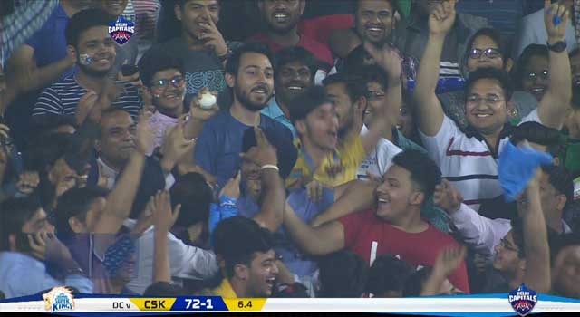 আইপিএলে দর্শকের কাছে বল নিতে পুলিশ প্রেরণ!