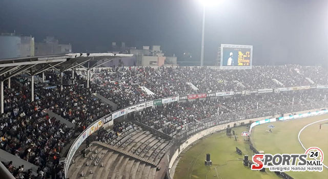 ছুটির দিনে ভরলো বিপিএলের গ্যালারি