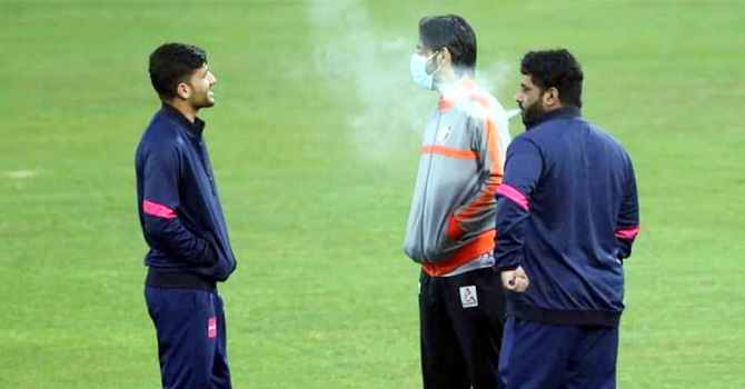 ধূমপান করে ‘ওয়ার্নিং’ পেলেন মোহাম্মদ শাহজাদ