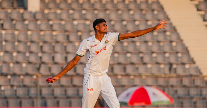 বল ছুঁড়ে মেরে জরিমানার কবলে নাহিদ রানা