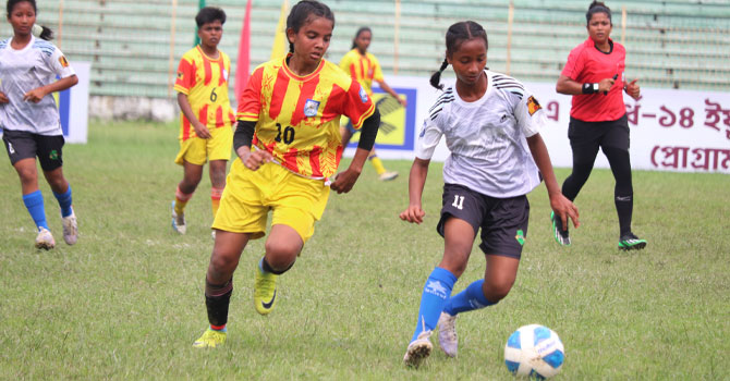 রাজশাহীতে জেএফএ বালিকা ফুটবলে ঠাকুরগাঁওয়ের রুনার হ্যাটট্রিক গোল