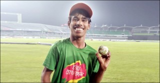 শারীরিক প্রতিবন্ধী ভক্ত আল-আমিনের ইচ্ছা পূরণ করলেন রশিদ খান