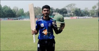 ঢাকা লিগে সেঞ্চুরি হাঁকালেন অমিত হাসান