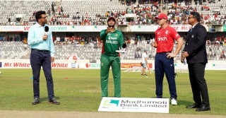 হোয়াইটওয়াশ মিশনে টস হার, তানভিরের অভিষেক