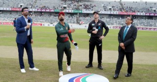 দুই পরিবর্তন নিয়ে বোলিংয়ে বাংলাদেশ