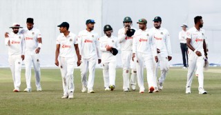 দিনের শুরুতে উইকেট পেয়েও চিন্তায় বাংলাদেশ