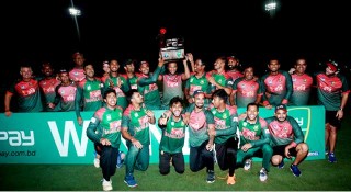 জোড়া ট্রফি নিয়ে দেশে ফিরলো টাইগাররা
