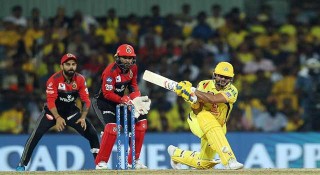 কোহলিকে হারিয়ে দিয়ে আইপিএলে ধোনির শুভ যাত্রা