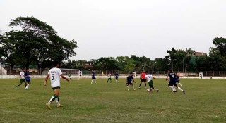 পিছিয়ে পড়েও বরিশালকে গোল বন্যায় ভাসালো ঢাকা