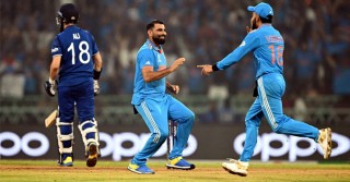 বোলারদের নৈপুণ্যে ভারতে দুর্দান্ত জয়, বিদায় নিশ্চিত ইংল্যান্ডের