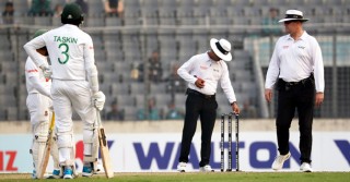 টাইগারদের গুটিয়ে দিয়ে ২০৮ রানে পিছিয়ে ভারত
