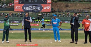 পাকিস্তানকে বোলিংয়ে পাঠিয়ে ব্যাটিং বেছে নিলো ভারত