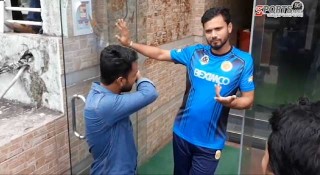 মাশরাফিকে হুবহু নকল করা ভক্তের কাণ্ড