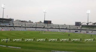 দুুপুরেই ফ্লাইড লাইটের আলোয় খেলা