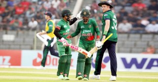 সাকিব-হৃদয়ের জোড়া হাফ সেঞ্চুরিতে রেকর্ড রানে বাংলাদেশ