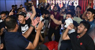 দিল্লির হারে মধ্য রাতেই ব্যাঙ্গালুরু শিবিরে আনন্দের বন্যা