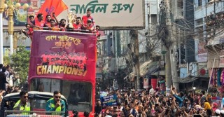 রাজশাহী ওয়ারিয়র্সকে ছাদখোলা বাসে সংবর্ধনা