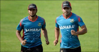 সাকিবকে চুক্তিতে রাখা নিয়ে সাংবাদিকদের পাল্টা প্রশ্ন ছুঁড়লেন নির্বাচক রাজ্জাক