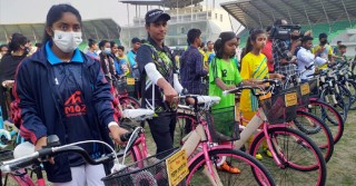 দূরের স্টেডিয়ামে অনুশীলনে যেতে বাইসাইকেল পেল ২৫ ক্ষুদে খেলোয়াড়