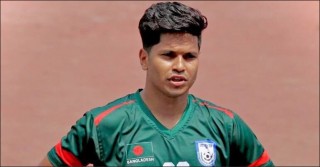 দেশের জার্সি গায়ে জড়াতে বিমান বাহিনী ছাড়লেন সুমন রেজা