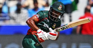 ব্যাটারদের যাওয়া-আসার ব্যস্ততায় চাপে বাংলাদেশ