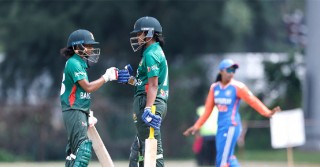 ব্যাটিং ব্যর্থতায় শিরোপা খোয়ালো বাংলাদেশের মেয়েরা