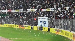 দেশের হার মানতে না পারায় বোতলবৃষ্টি!