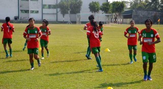 ভারতের মুখোমুখি বাংলাদেশের মেয়েরা