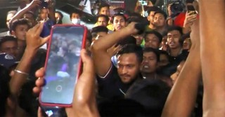 সাকিব মাঠকর্মীদের দিলেন পুরস্কার, ক্যাপ চোরকে পেটালেন
