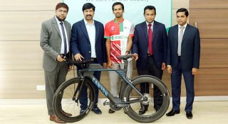 ৬ লাখ টাকা মূল্যের রেসিং সাইকেল পেলেন আরাফাত