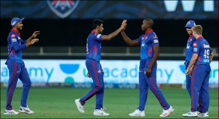 হারের বৃত্তে হায়দরাবাদ, পয়েন্ট টেবিলের শীর্ষে দিল্লি