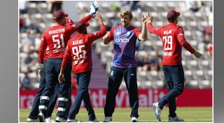 ঘরের মাঠে লঙ্কানদের হোয়াইটওয়াশ করলো ইংল্যান্ড