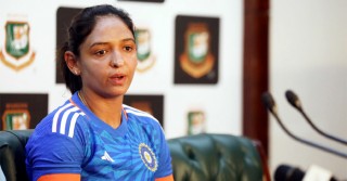 ম্যাচ হেরে আম্পায়ারিংয়ের সমালোচনায় হারমানপ্রীত