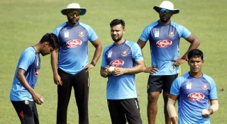 দেশে ফিরছেন মাশরাফিরা