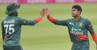 সাকিব শীর্ষেই মিরাজ তিনে